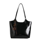 Damen elegante Handtasche aus hochwertigem Kunstleder mit verspieltem Anhänger