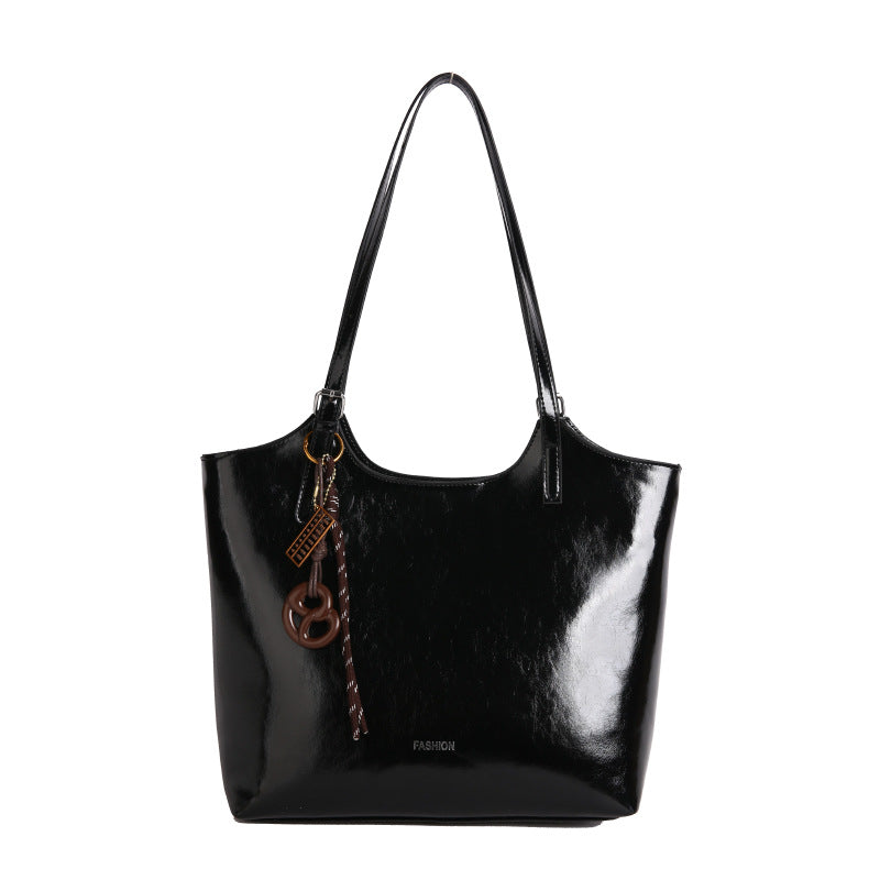 Damen elegante Handtasche aus hochwertigem Kunstleder mit verspieltem Anhänger