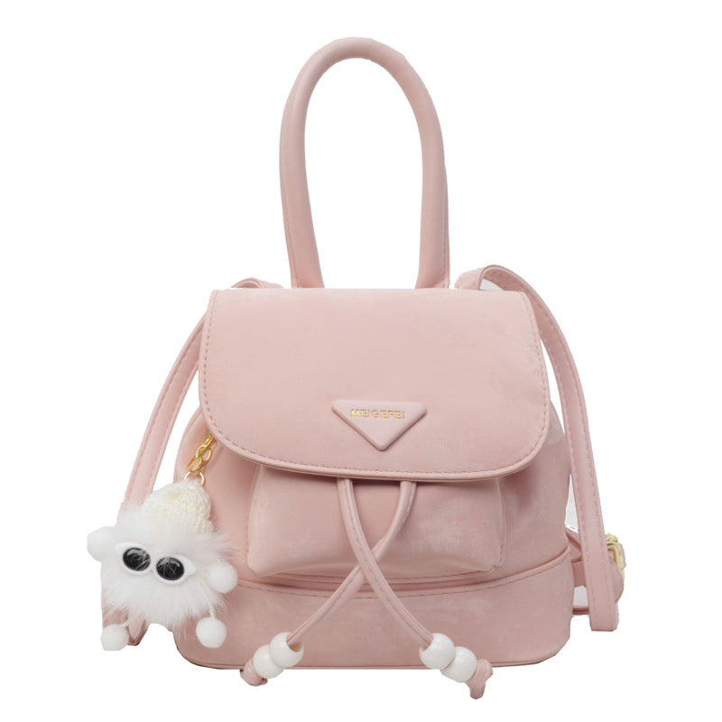 Damen Mini-Rucksack mit verspieltem Design und plüschigem Anhänger
