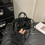 Damen Mini-Tasche mit verspieltem Kordelzug und glänzendem Finish