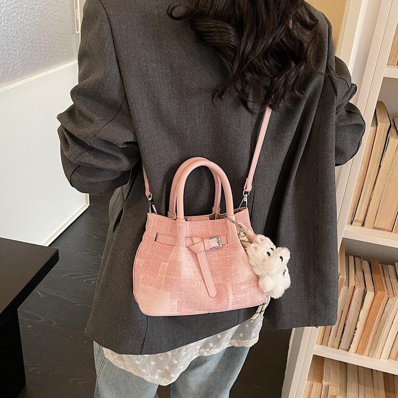 Damen Mini-Handtasche mit modernen Akzenten und praktischem Innenorganizer