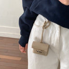 Damen Mini-Handtasche aus hochwertigem Kunstleder mit verspieltem Verschluss