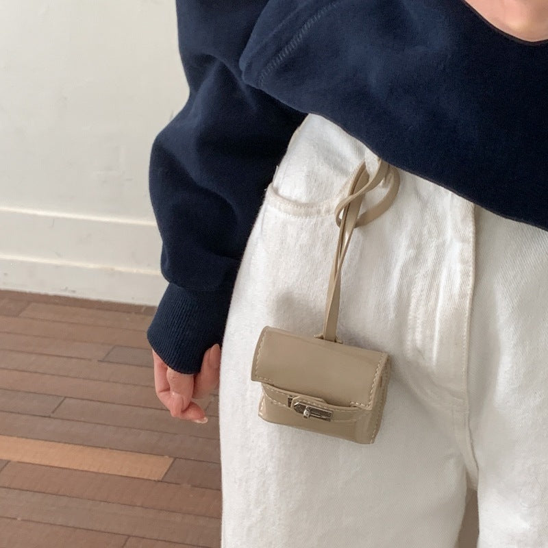 Damen Mini-Handtasche aus hochwertigem Kunstleder mit verspieltem Verschluss