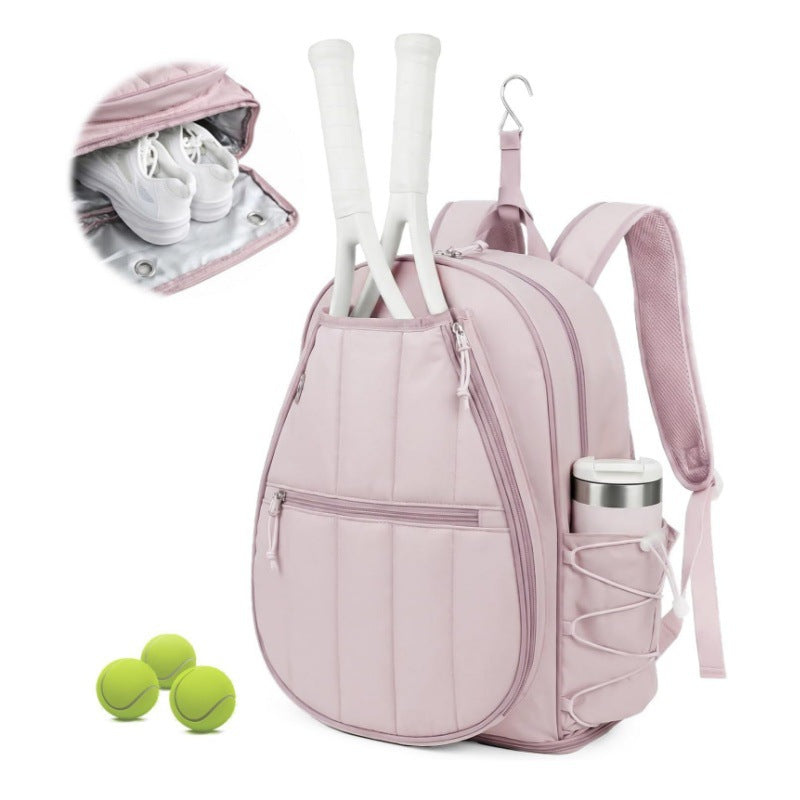 Sportlicher Rucksack mit speziellen Fächern für Tennisausrüstung