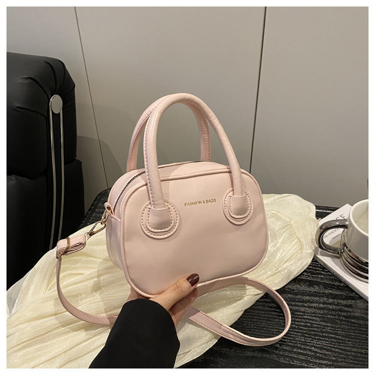 Modische Damenhandtasche mit eleganten Zuggriffen und abnehmbarem Schultergurt