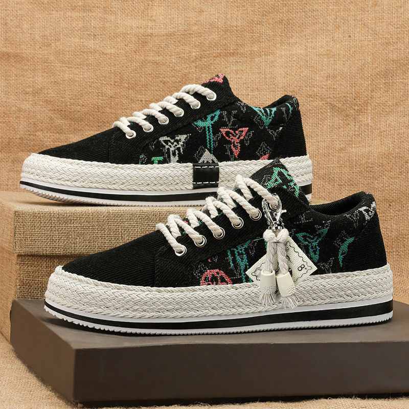 Modische Damensneaker mit hochwertigen Textil-Obermaterialien und anspruchsvollem Design