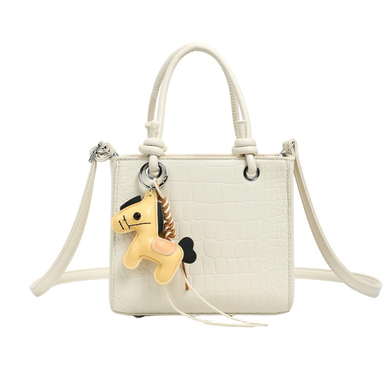 Damen Mini Tasche mit Tieranhänger und modernem Krokodileffekt