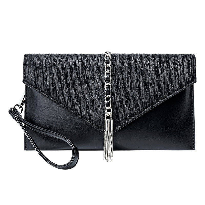 Damen-Clutch mit stylischer Kettenakzent