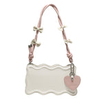Damen Mini-Handtasche mit kreativem Wellenmuster und verspieltem Anhänger