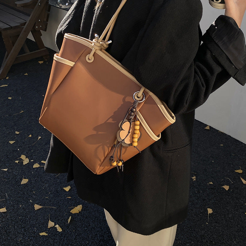 Damen praktische Schultertasche mit charmanten Applikationen