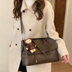 Damen modische Schultertasche mit charmantem Anhänger