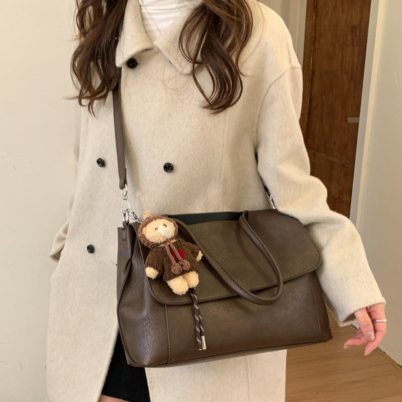 Damen modische Schultertasche mit charmantem Anhänger