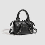 Damen Mini-Handtasche mit dekorativen Metallakzenten und abnehmbarem Schulterriemen