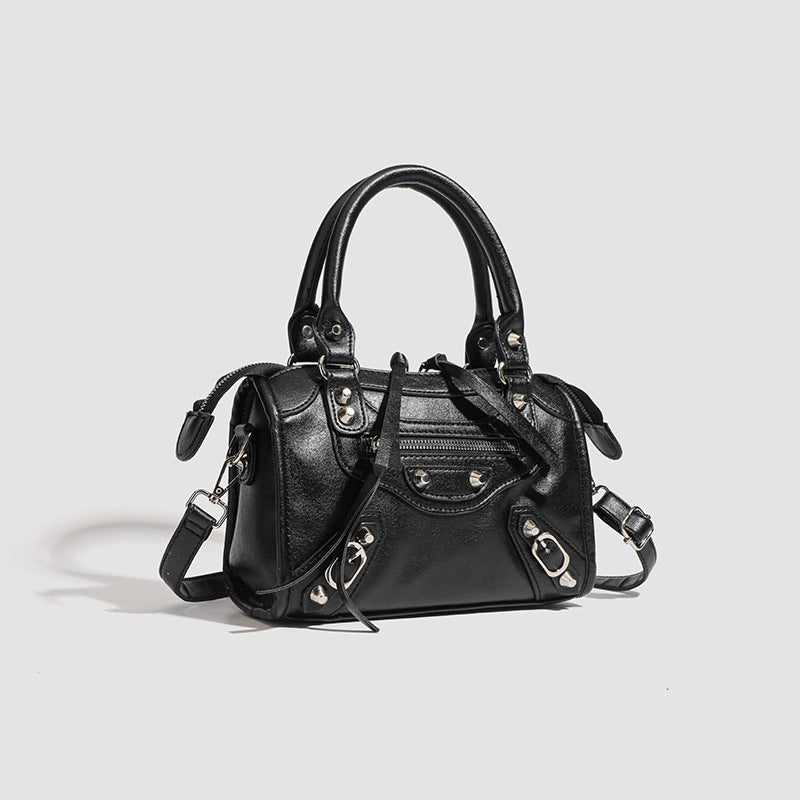 Damen Mini-Handtasche mit dekorativen Metallakzenten und abnehmbarem Schulterriemen