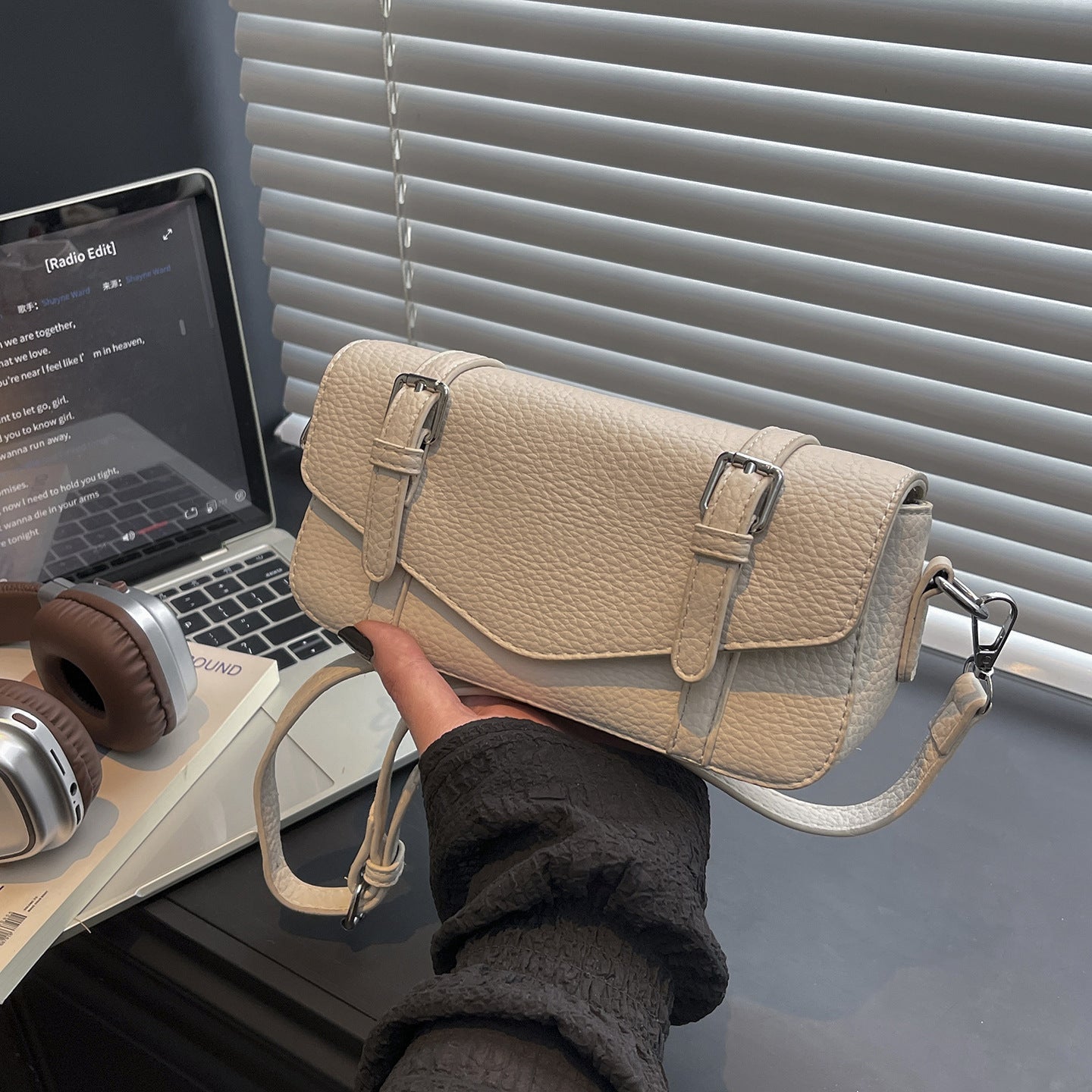 Damen elegante Schultertasche aus strukturiertem synthetischem Leder mit verstellbarem Schulterriemen