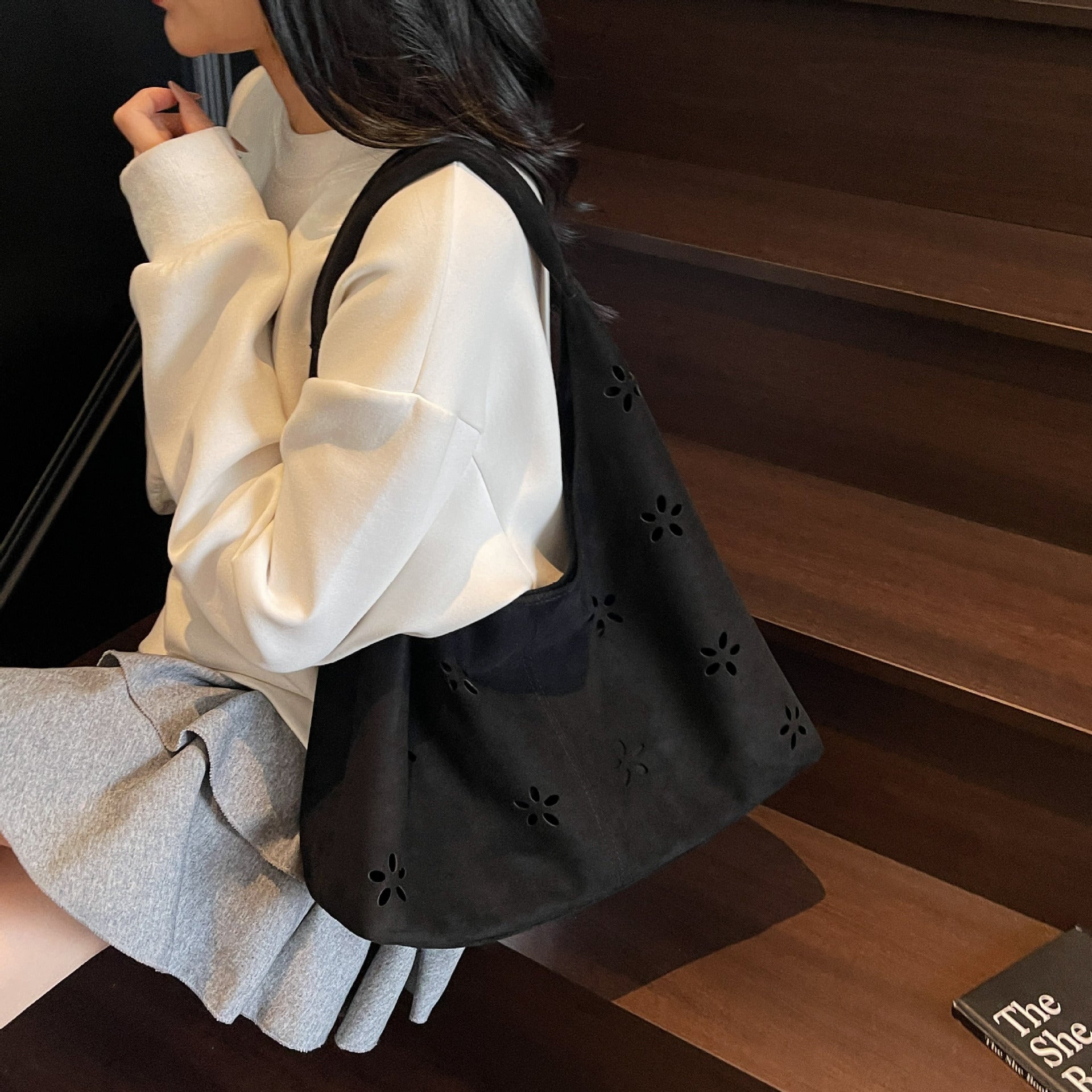 Damen-Hobo-Tasche mit floralem Akzent und praktischem Mini-Brieftasche