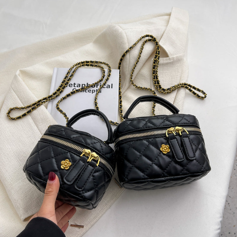 Damen Mini-Tasche im eleganten, gesteppten Design mit goldenen Akzenten