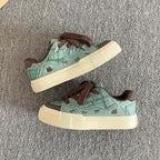 Feminine bequeme Sneakers im verspielten Design