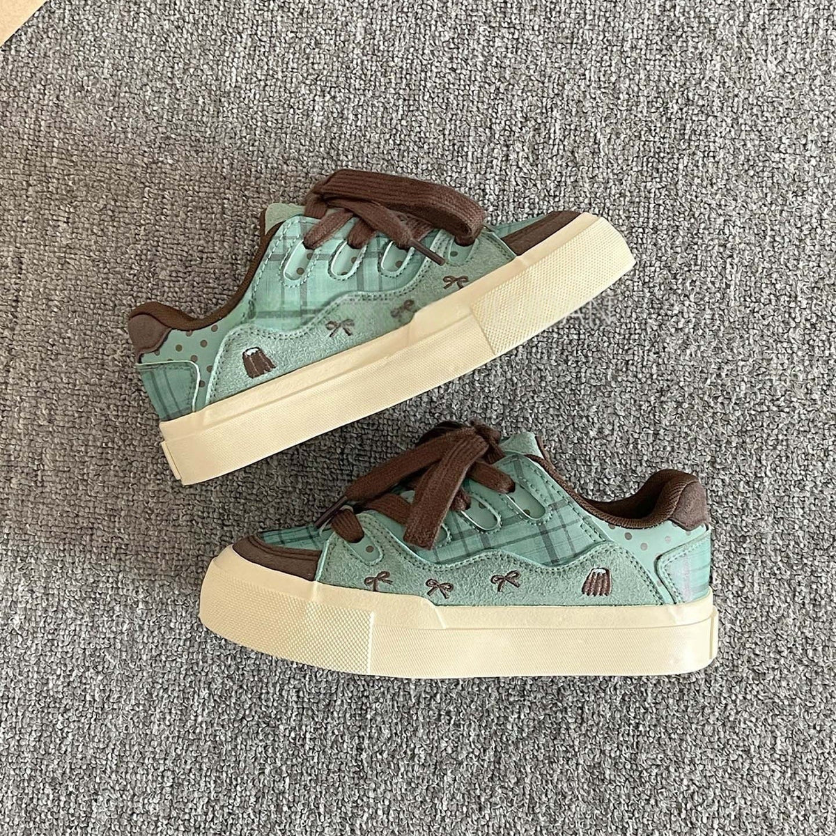 Feminine bequeme Sneakers im verspielten Design