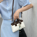 Damen Mini-Handtasche mit verspieltem Anhänger und elegantem Design
