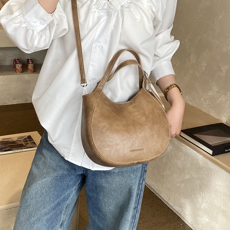 Damen Schultertasche aus hochwertigem Kunstleder mit modischem Besatz