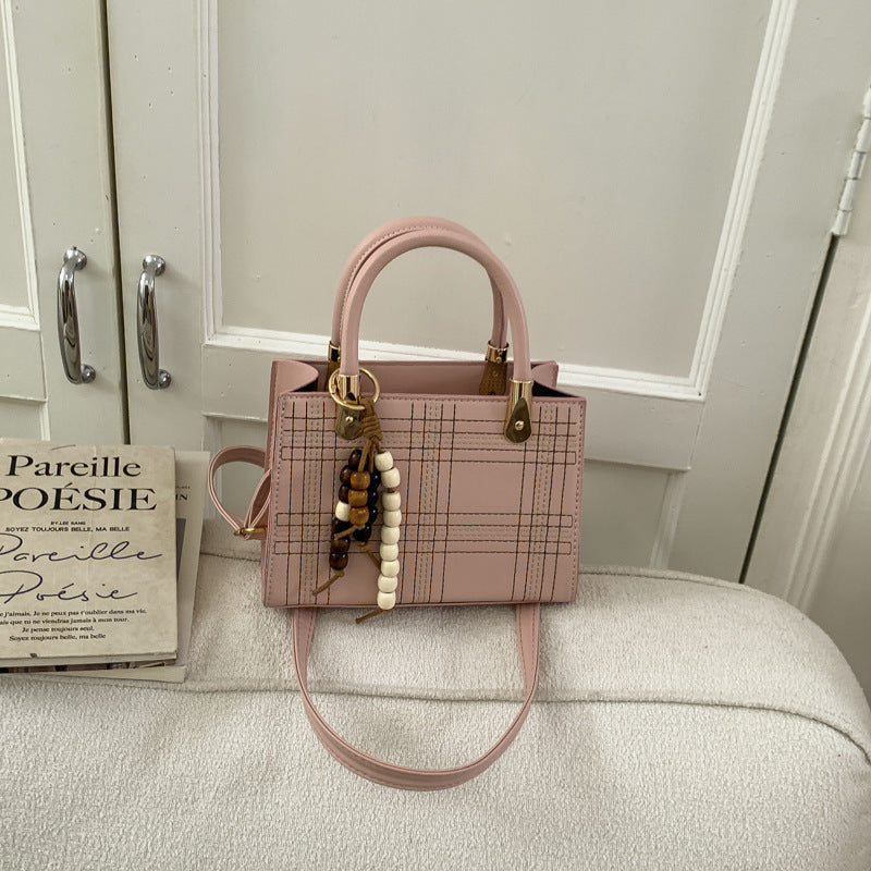 Damen Mini-Handtasche mit eleganter Struktur und goldenen Akzenten