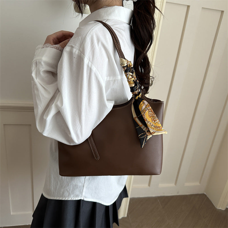 Damen elegante Tote-Bag mit feinem Tragegurt und modischen Accessoires