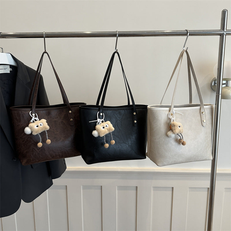 Damen klassische Tote-Tasche mit charmanten Plüschspielzeug-Anhänger