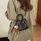 Frauen Designer Bucket Bag mit verspieltem Tier-Charm