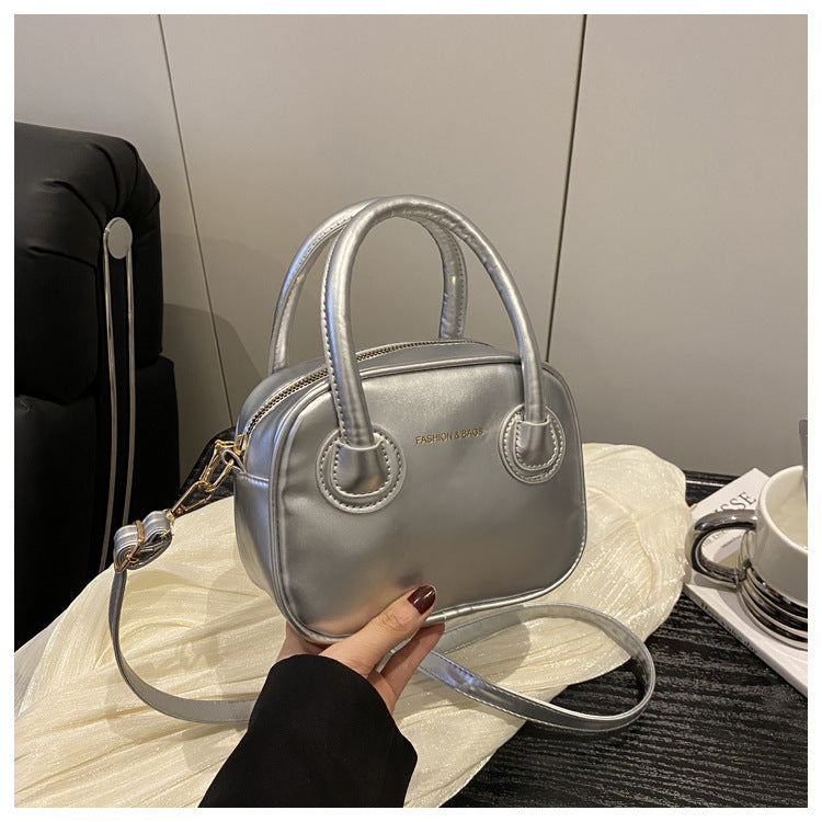 Modische Damenhandtasche mit eleganten Zuggriffen und abnehmbarem Schultergurt