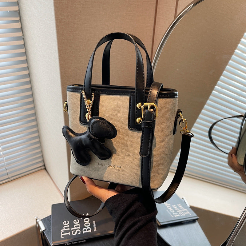 Damen-Mini-Tasche aus hochwertigem Material mit abnehmbarem witzigen Anhänger