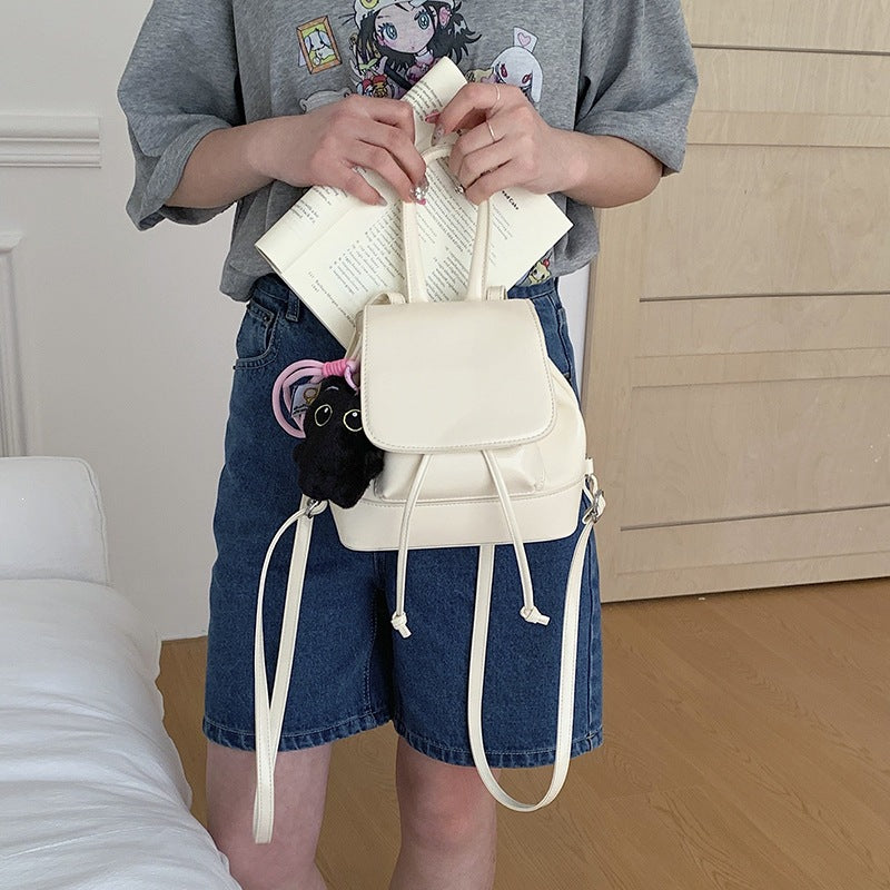 Damen Mini-Rucksack mit verspieltem Anhänger