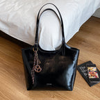 Damen elegante Handtasche aus hochwertigem Kunstleder mit verspieltem Anhänger