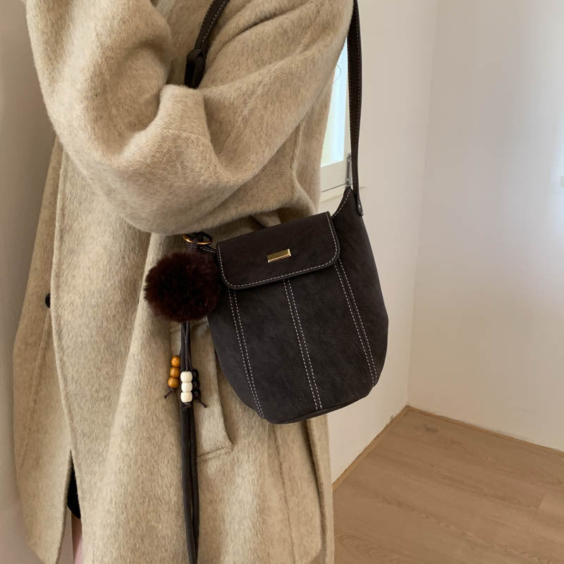 Damen modische Umhängetasche mit flauschigem Anhänger