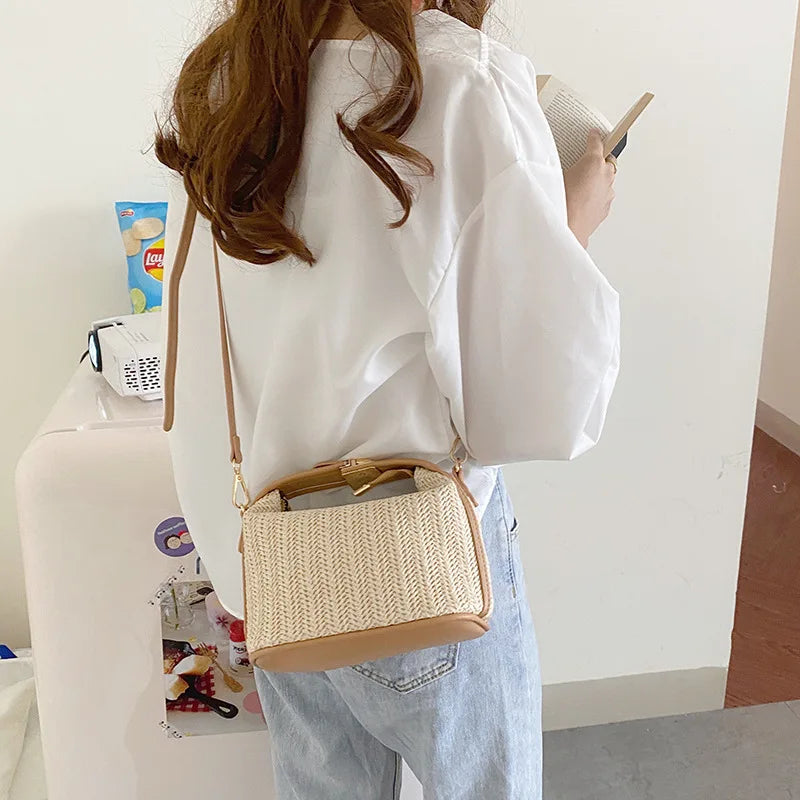 Kleine Schultertasche aus Stroh