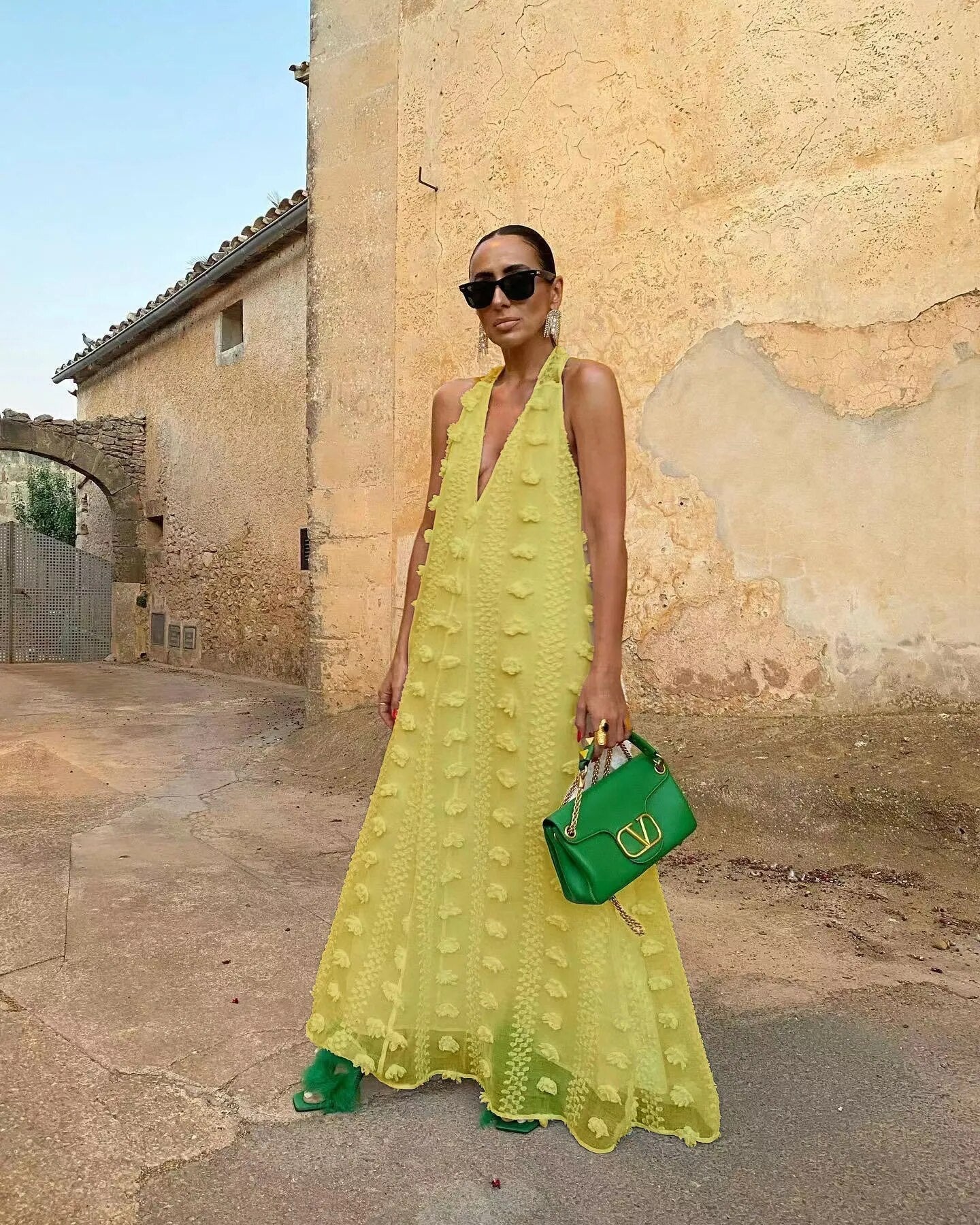 Robe gâteau florale, col à la mode, balayage au sol