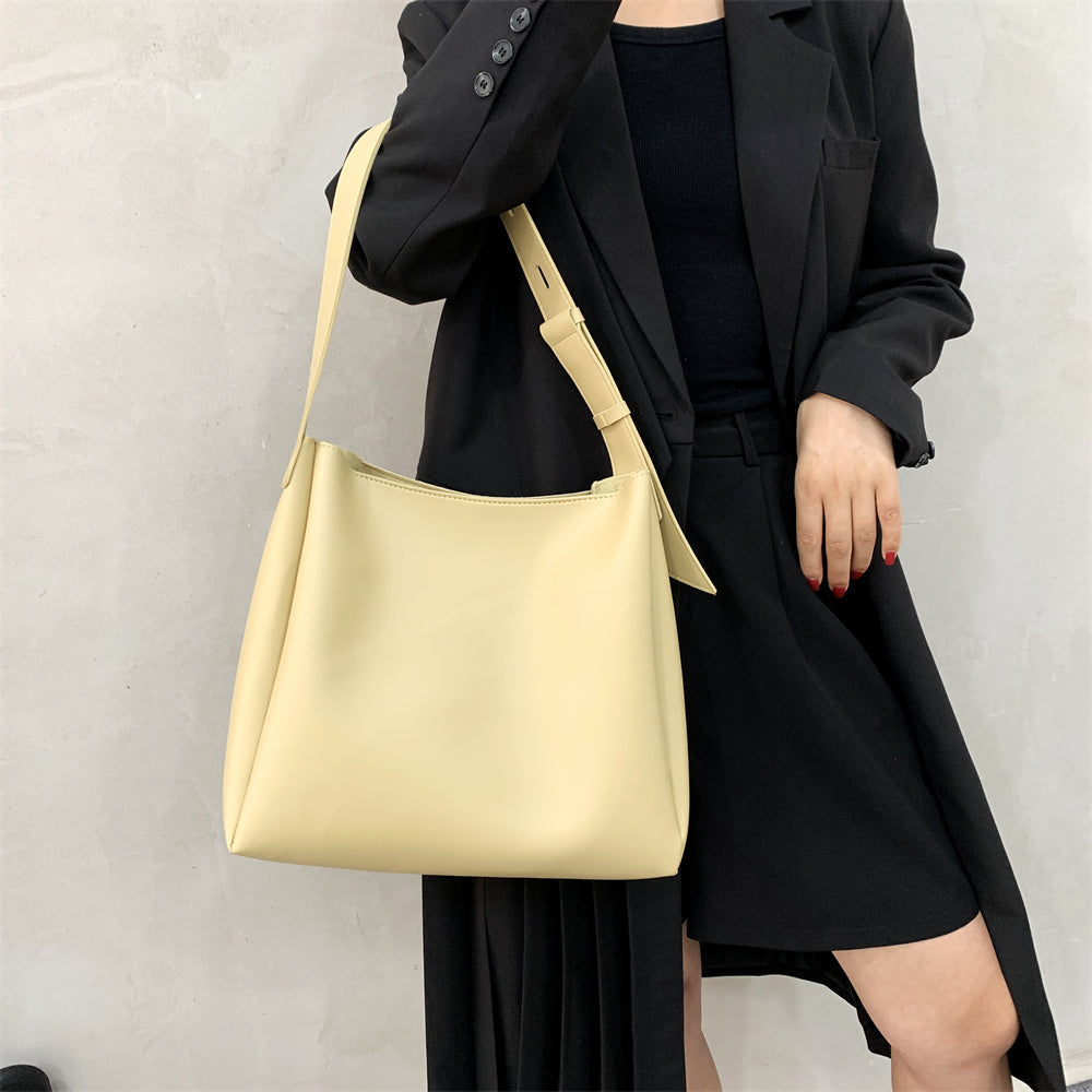Hochwertige Handtasche für Frauen Große Kapazität Schultertasche Einfarbig Breiter Riemen Weiches PU-Leder