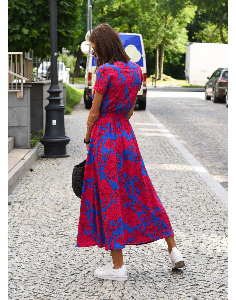 Robe cripes à motif floral et design portefeuille : motif floral romantique, coupe féminine