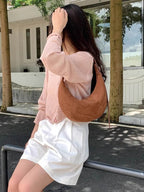 Halbmond-Tasche aus Wildleder
