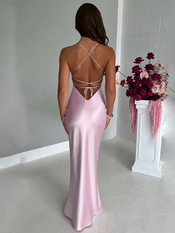 Robe en satin à lacets