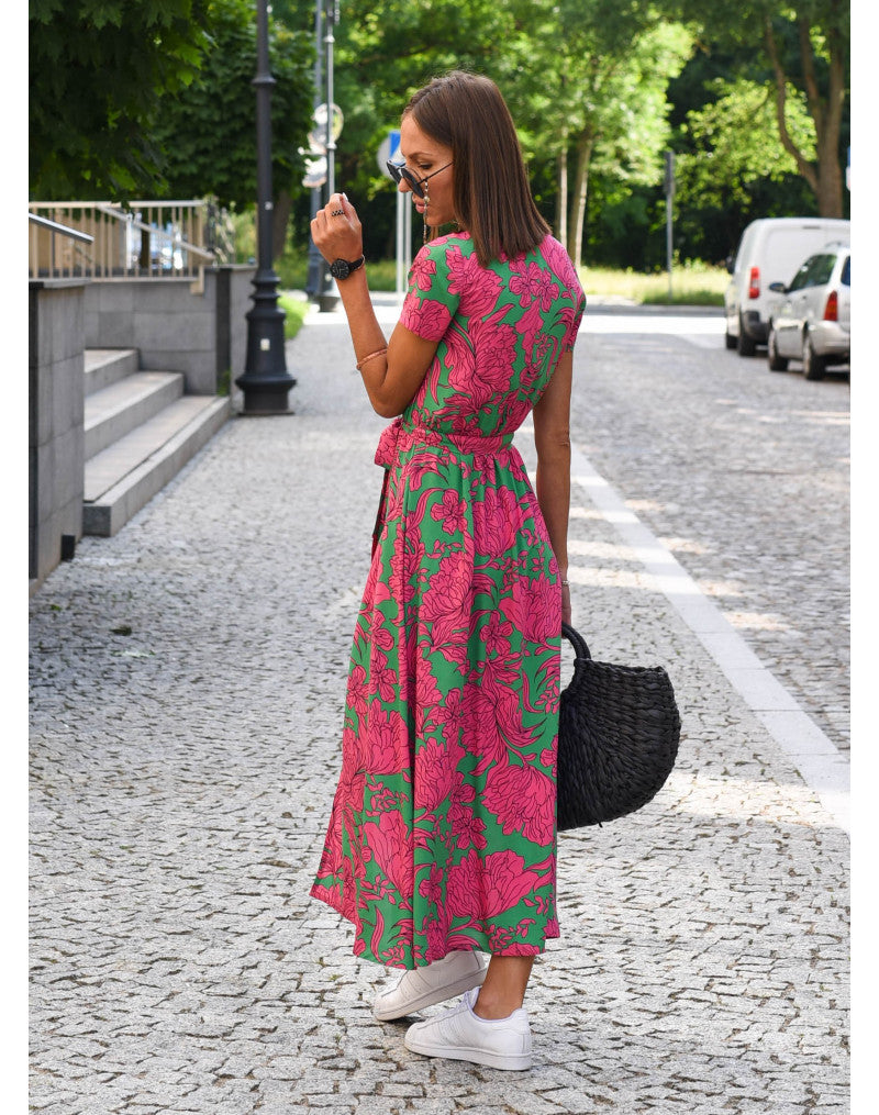 Robe cripes à motif floral et design portefeuille : motif floral romantique, coupe féminine