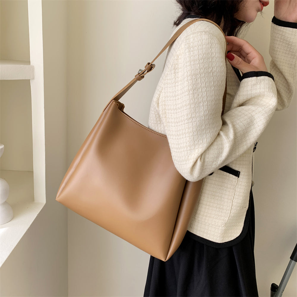 Hochwertige Handtasche für Frauen Große Kapazität Schultertasche Einfarbig Breiter Riemen Weiches PU-Leder