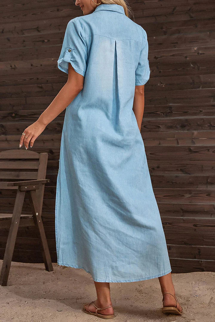 Robe en denim à manches courtes avec revers et fente latérale