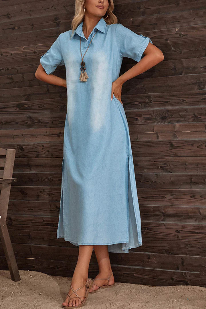 Robe en denim à manches courtes avec revers et fente latérale