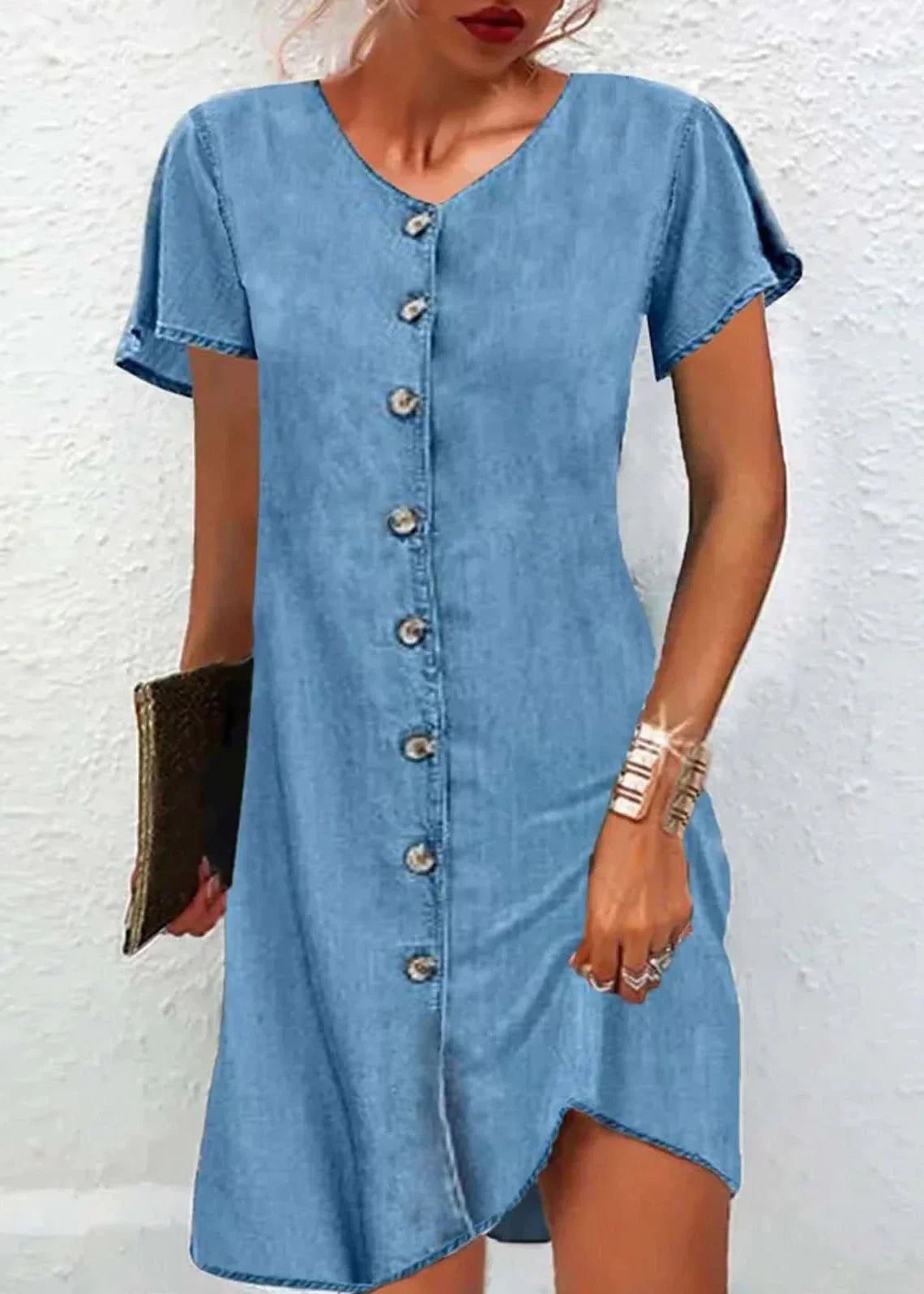 Robe simple en denim bleu à manches courtes et col en V