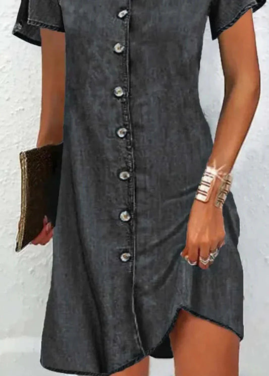 Robe simple en denim bleu à manches courtes et col en V