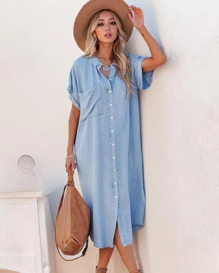 Robe chemise contemporaine en denim uni à manches courtes et à fente longue avec une touche d'élégance