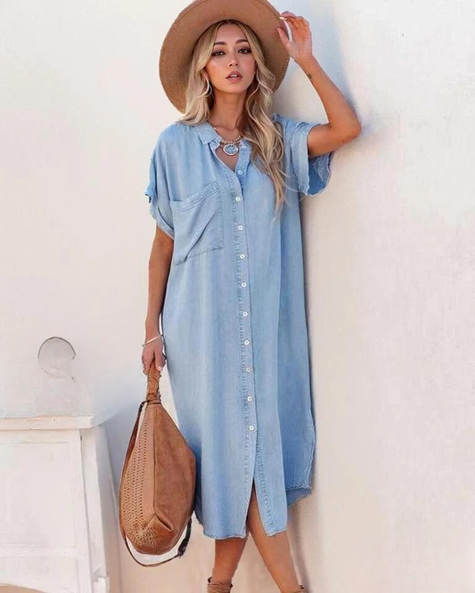 Robe chemise contemporaine en denim uni à manches courtes et à fente longue avec une touche d'élégance