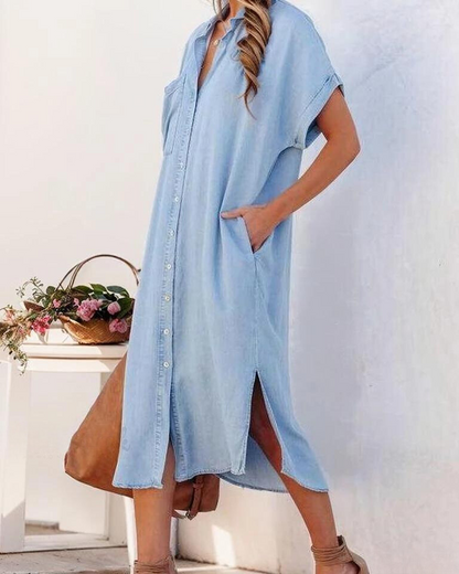 Robe chemise contemporaine en denim uni à manches courtes et à fente longue avec une touche d'élégance