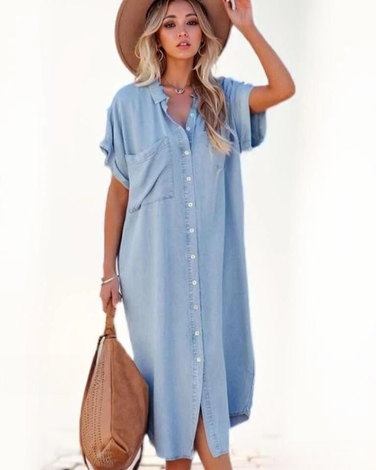 Robe chemise contemporaine en denim uni à manches courtes et à fente longue avec une touche d'élégance